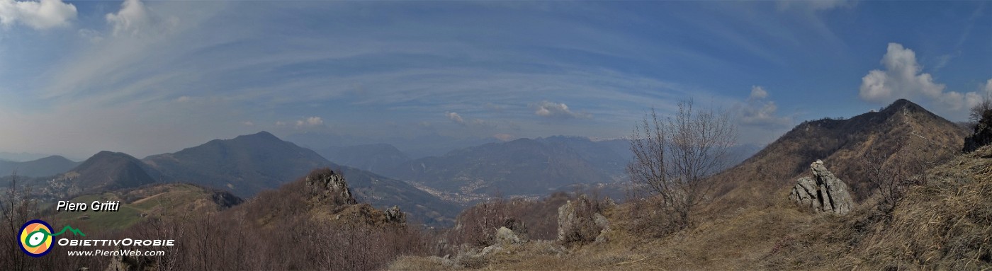 41 Vista panoramica dal sent. 351 verso la conca di Zogno a dx e Monte di Nese a sx .jpg